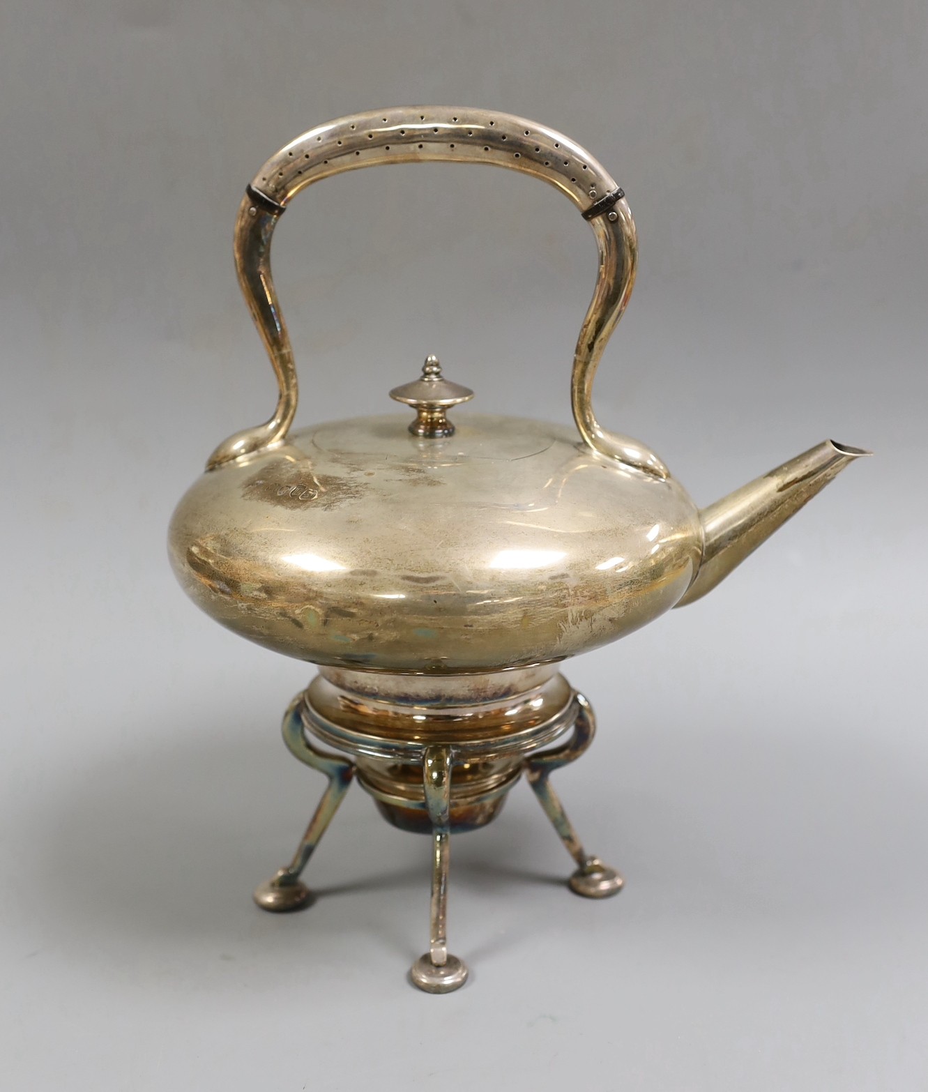 A late Victorian silver tea kettle, on stand with burner, Edward Hutton, London, 1880, height 25.2cm, gross weight, 27.3oz.